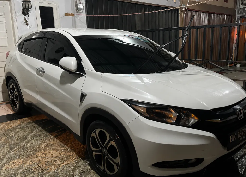 Eksterior mobil setelah cuci premium Blanc Auto Spa: kilap sempurna, bebas debu dan bercak.