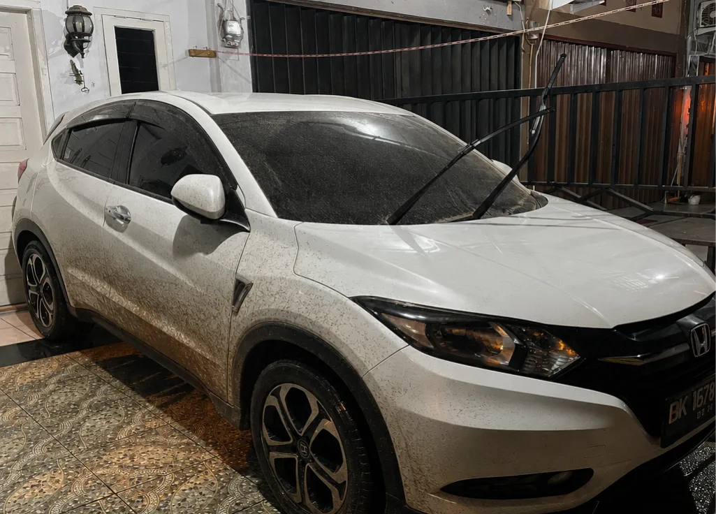Eksterior mobil sebelum dicuci: tampak kotor, berdebu, dan penuh bercak air di bodi.